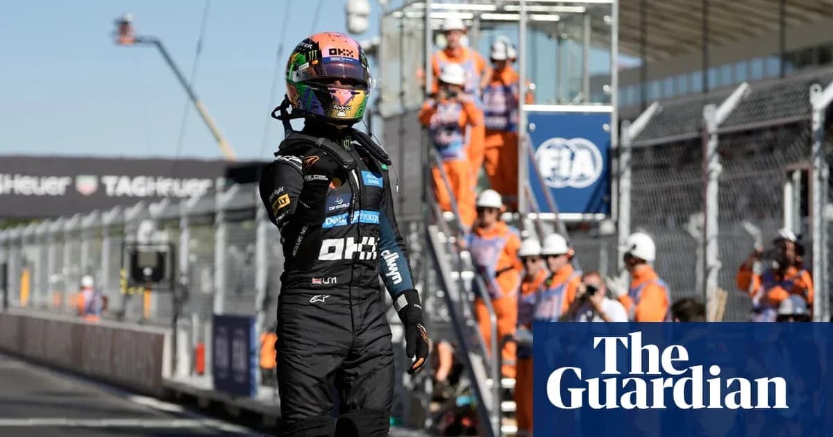 Pilote de F1 en combinaison sur la ligne d'arrivée Pilote de F1 en combinaison sur la ligne d'arrivée