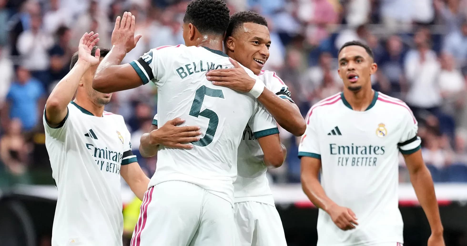 Joueurs de Real Madrid célébrant un but ensemble Joueurs de Real Madrid célébrant un but ensemble