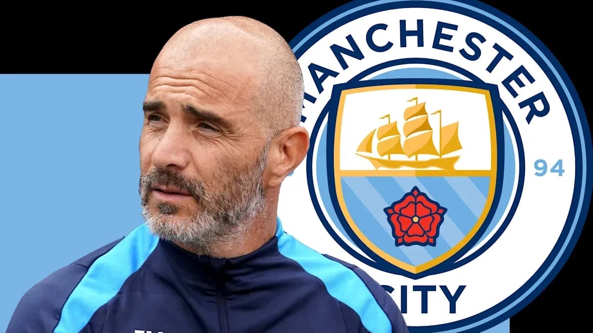 Entraîneur devant le logo de Manchester City Entraîneur devant le logo de Manchester City