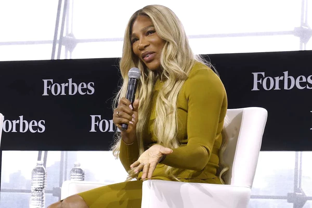 Femme parlant avec un micro lors d'un événement Forbes Femme parlant avec un micro lors d'un événement Forbes