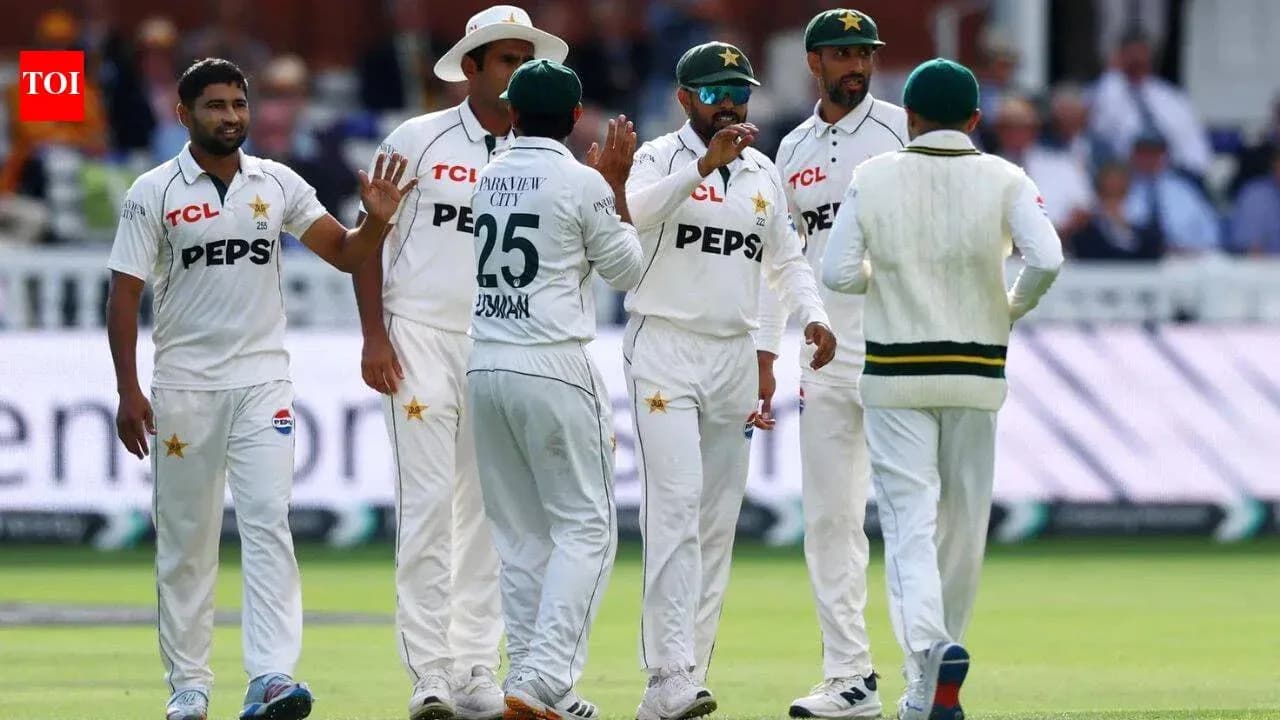 Joueurs pakistanais célébrant un wicket sur le terrain Joueurs pakistanais célébrant un wicket sur le terrain