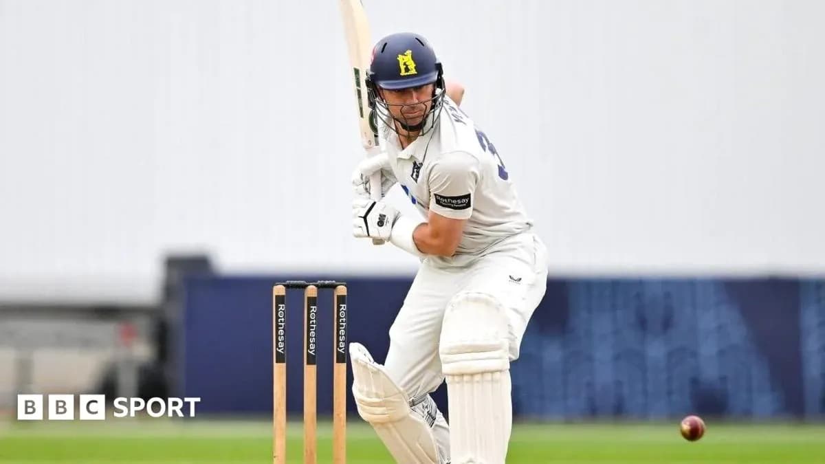 Joueur de cricket en position de frappe avec batte Joueur de cricket en position de frappe avec batte