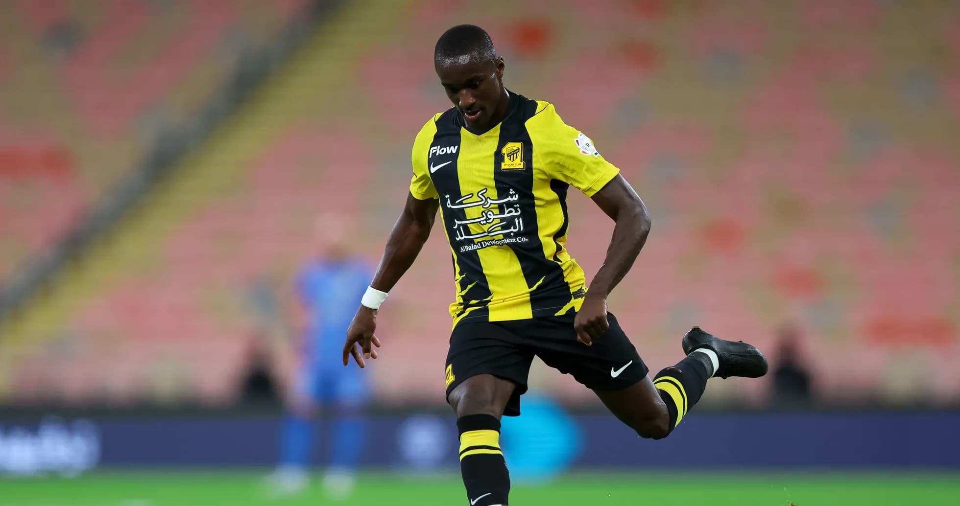 Joueur de football tirant le ballon sur le terrain Joueur de football tirant le ballon sur le terrain