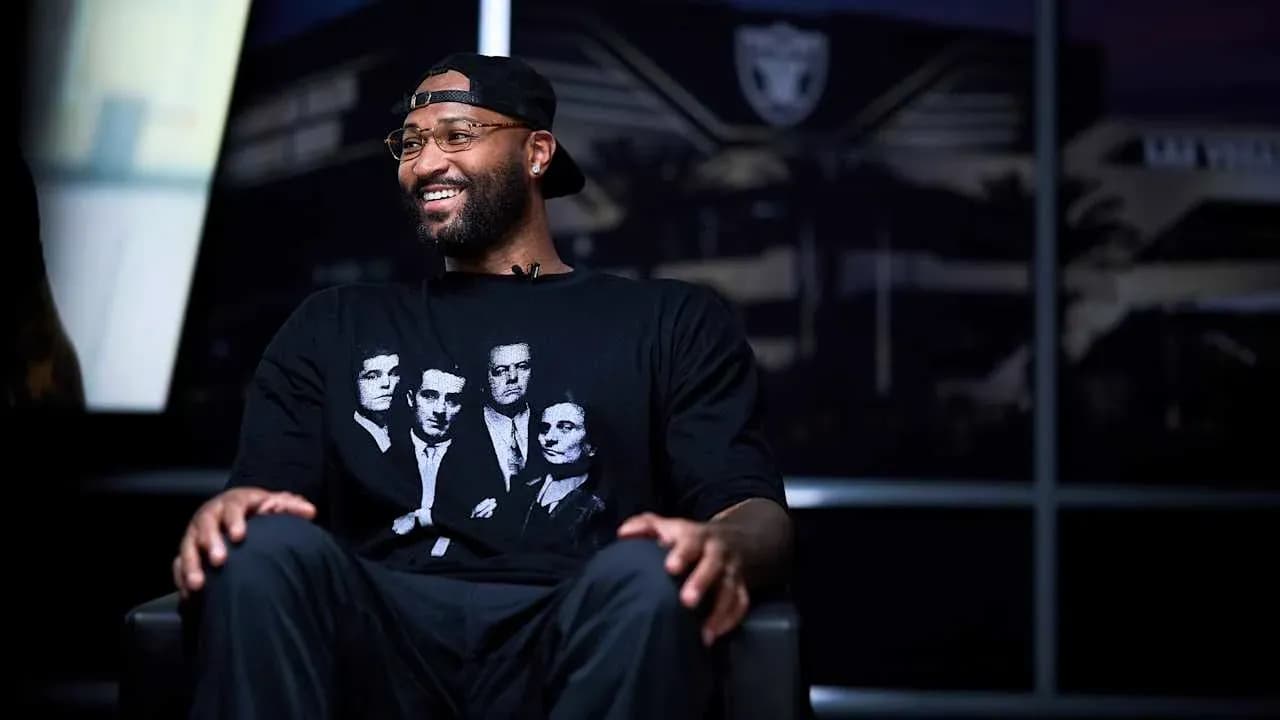 Joueur souriant en interview avec un t-shirt noir Joueur souriant en interview avec un t-shirt noir