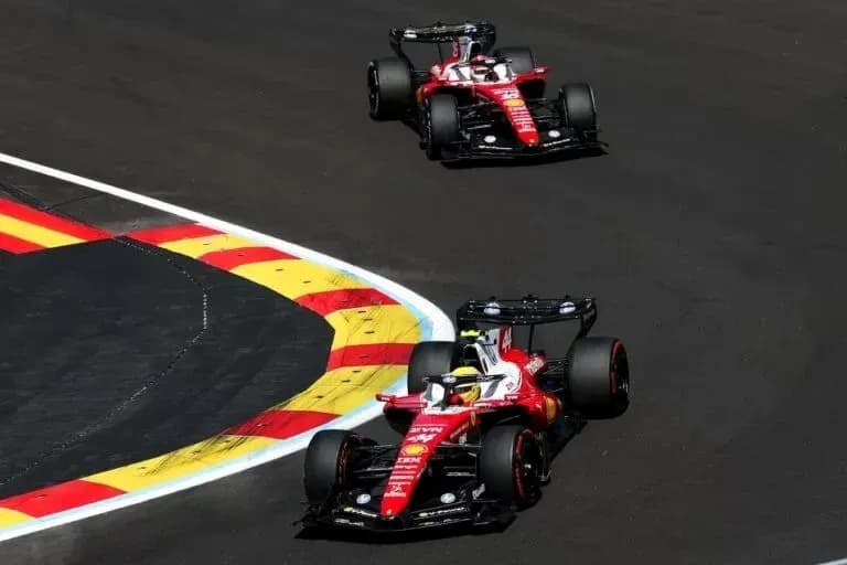 Deux voitures de F1 Ferrari dans un virage Deux voitures de F1 Ferrari dans un virage