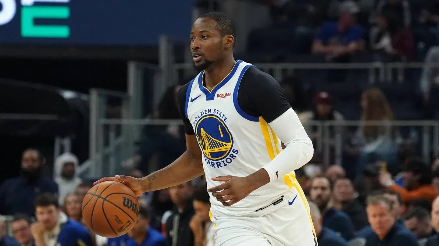 Joueur dribblant le ballon lors d'un match de basketball Joueur dribblant le ballon lors d'un match de basketball