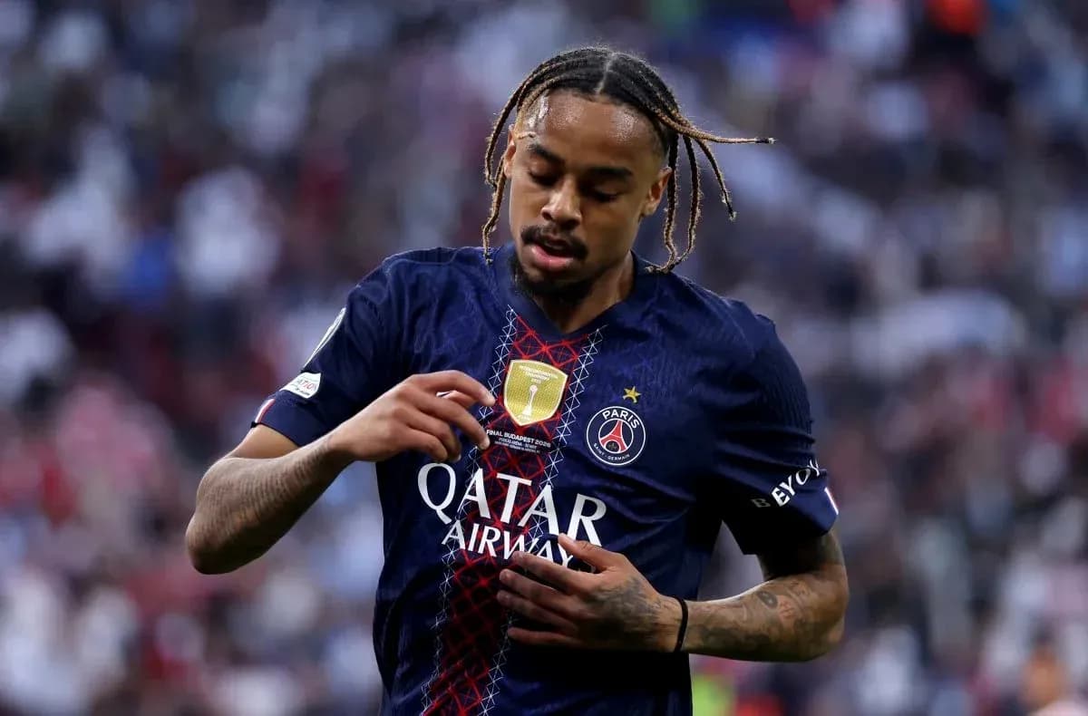 Joueur de PSG touchant son maillot pendant un match Joueur de PSG touchant son maillot pendant un match