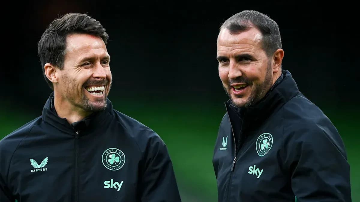 Deux entraîneurs souriant lors d'une séance d'entraînement Deux entraîneurs souriant lors d'une séance d'entraînement