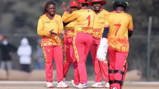 Joueuses de cricket zimbabwéennes célébrant un wicket Joueuses de cricket zimbabwéennes célébrant un wicket