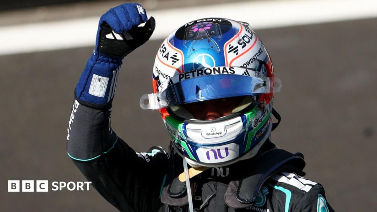 Pilote de F1 levant le poing en signe de victoire Pilote de F1 levant le poing en signe de victoire