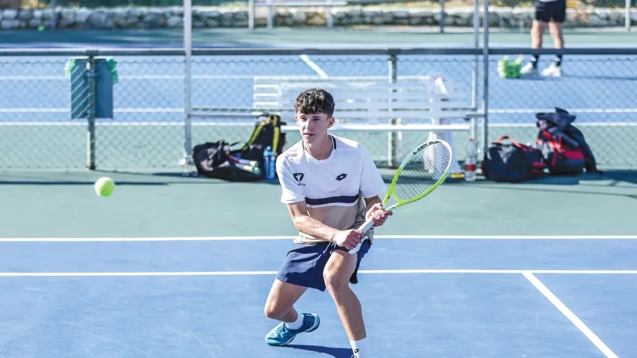 Joueur de tennis prêt à frapper la balle Joueur de tennis prêt à frapper la balle