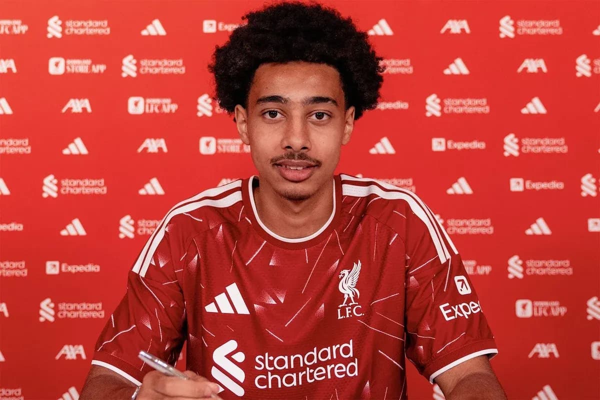 Joueur signant un contrat avec Liverpool FC Joueur signant un contrat avec Liverpool FC