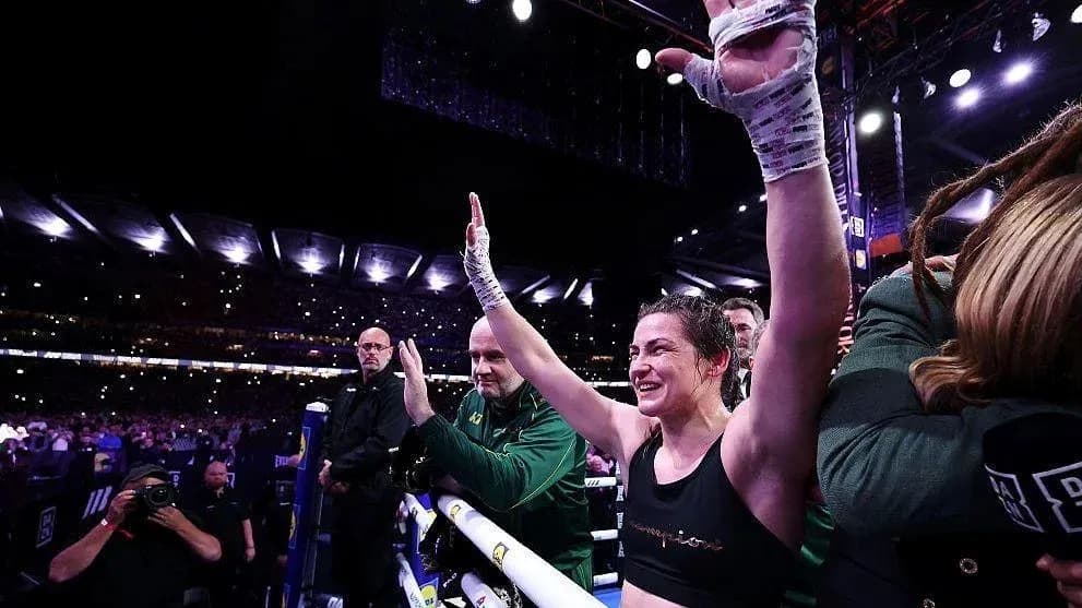 Boxeuse levant les bras après sa victoire Boxeuse levant les bras après sa victoire