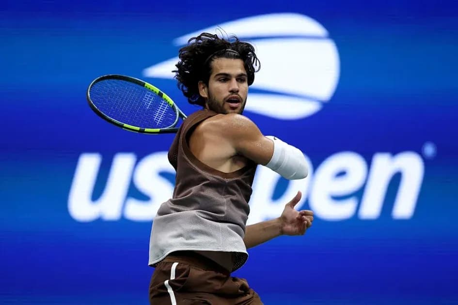 Joueur de tennis frappant une balle à l'US Open Joueur de tennis frappant une balle à l'US Open