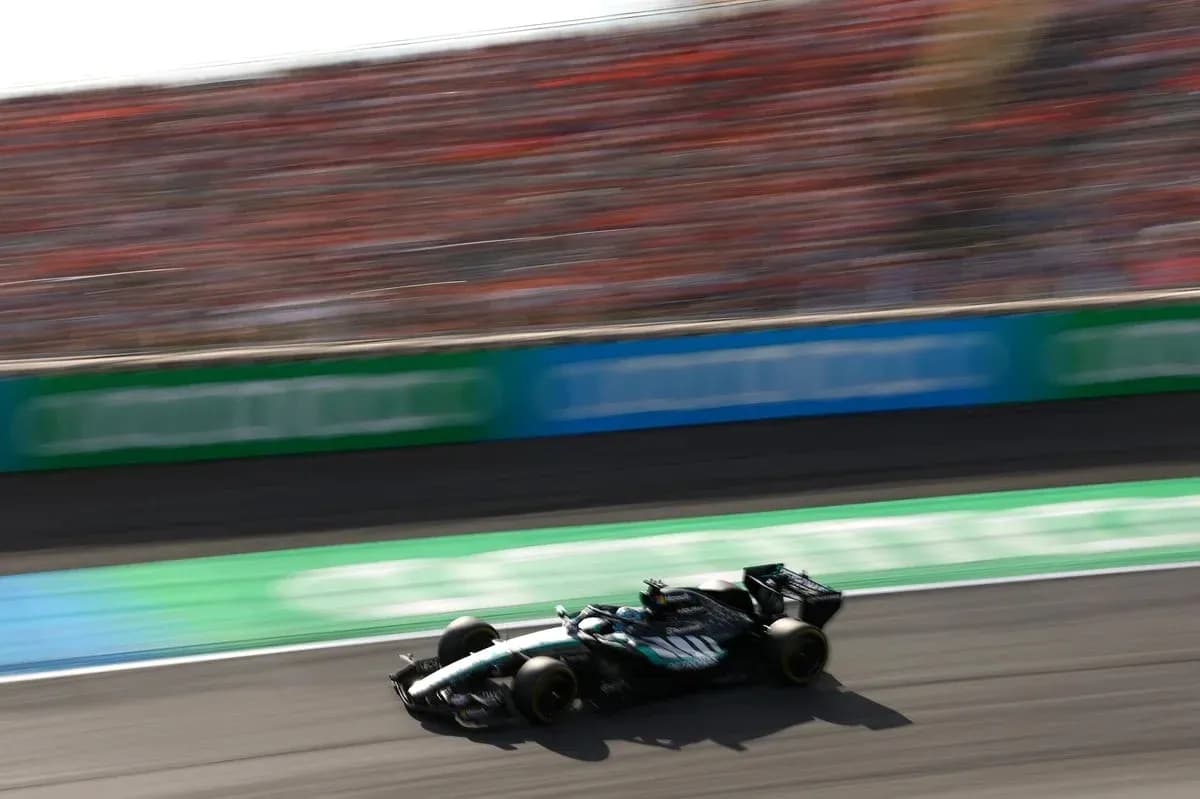 Voiture de Formule 1 en course sur circuit Voiture de Formule 1 en course sur circuit