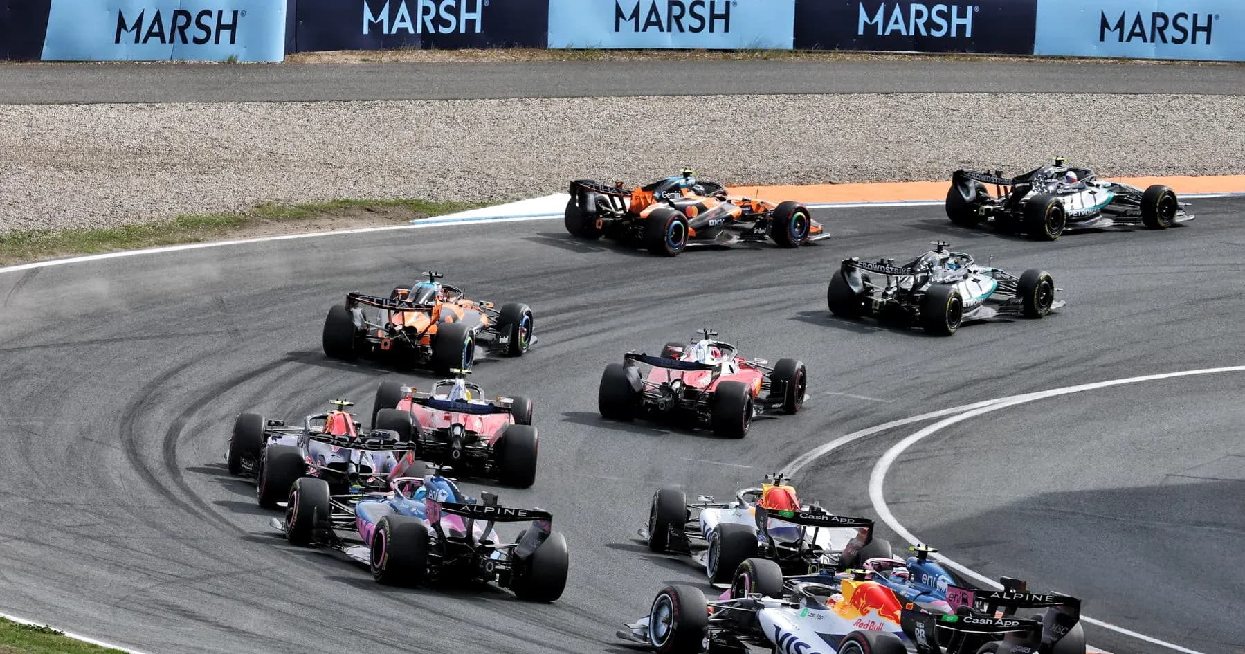Voitures de Formule 1 en course dans un virage Voitures de Formule 1 en course dans un virage