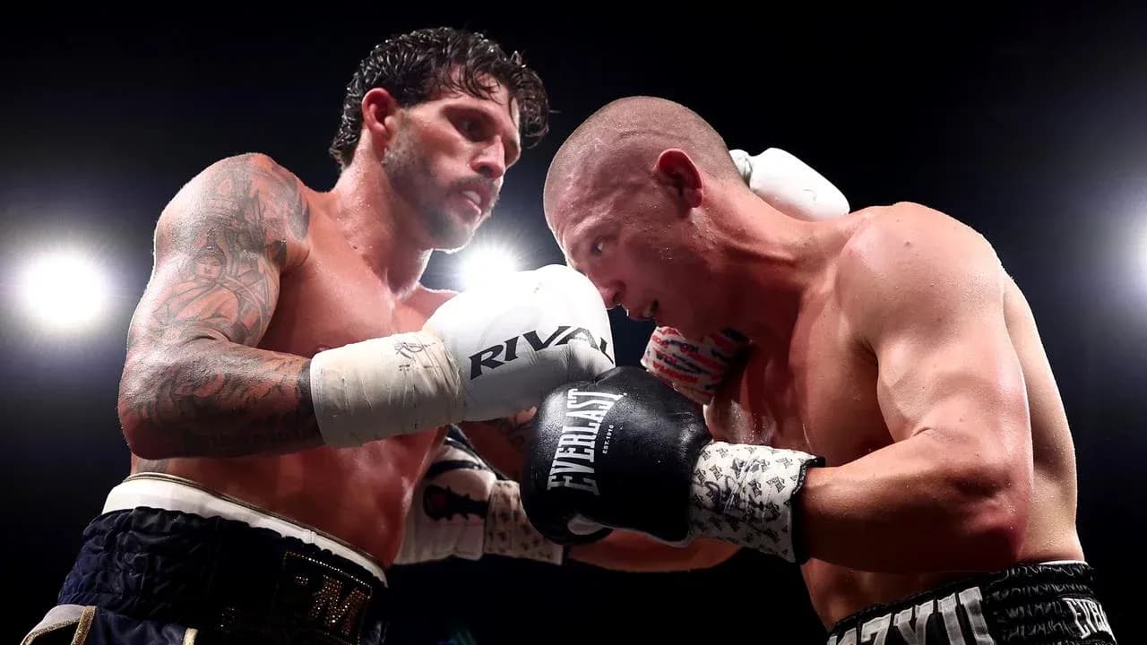 Deux boxeurs se battant sur le ring Deux boxeurs se battant sur le ring