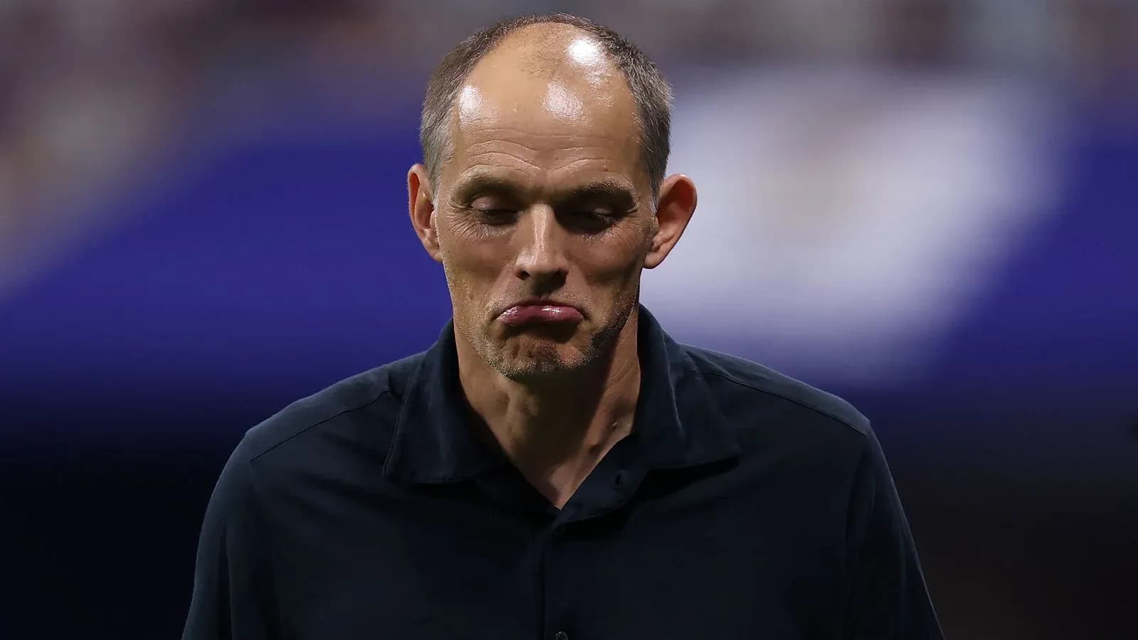 Entraîneur quittant le terrain après le match Entraîneur quittant le terrain après le match