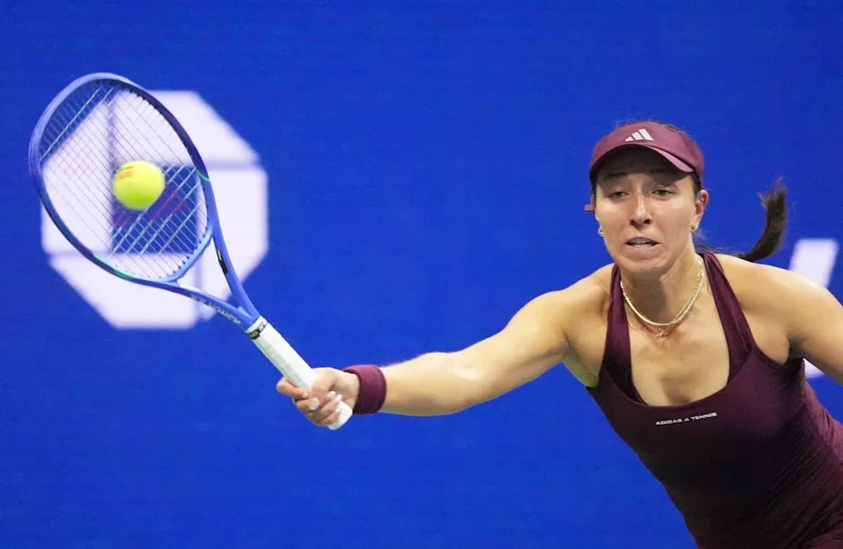 Joueuse de tennis frappant une balle au filet Joueuse de tennis frappant une balle au filet