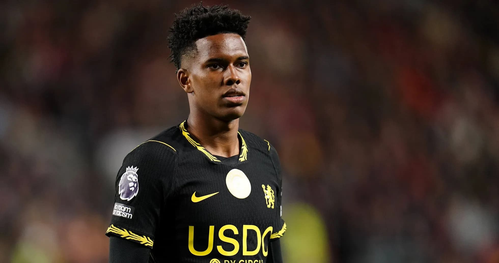 Joueur de Chelsea en tenue noire sur le terrain Joueur de Chelsea en tenue noire sur le terrain