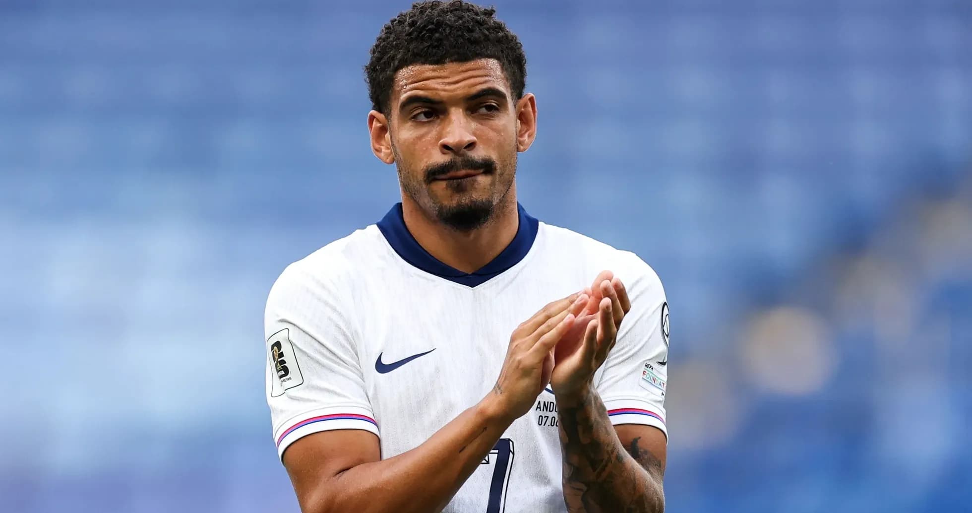 Joueur applaudissant sur le terrain de football Joueur applaudissant sur le terrain de football