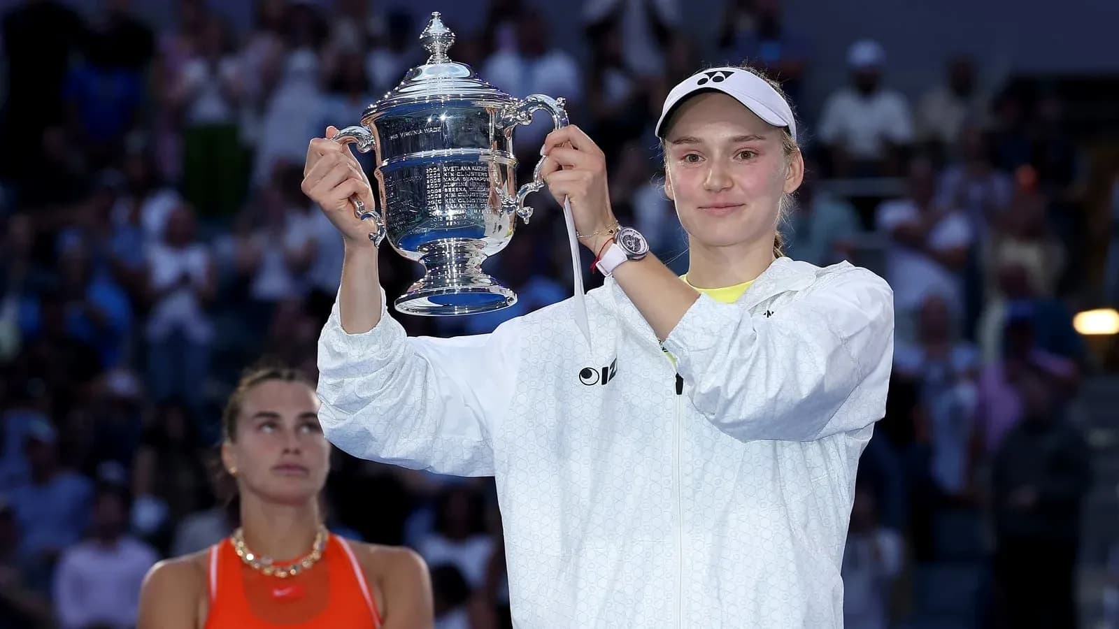 Joueuse levant le trophée après la victoire Joueuse levant le trophée après la victoire