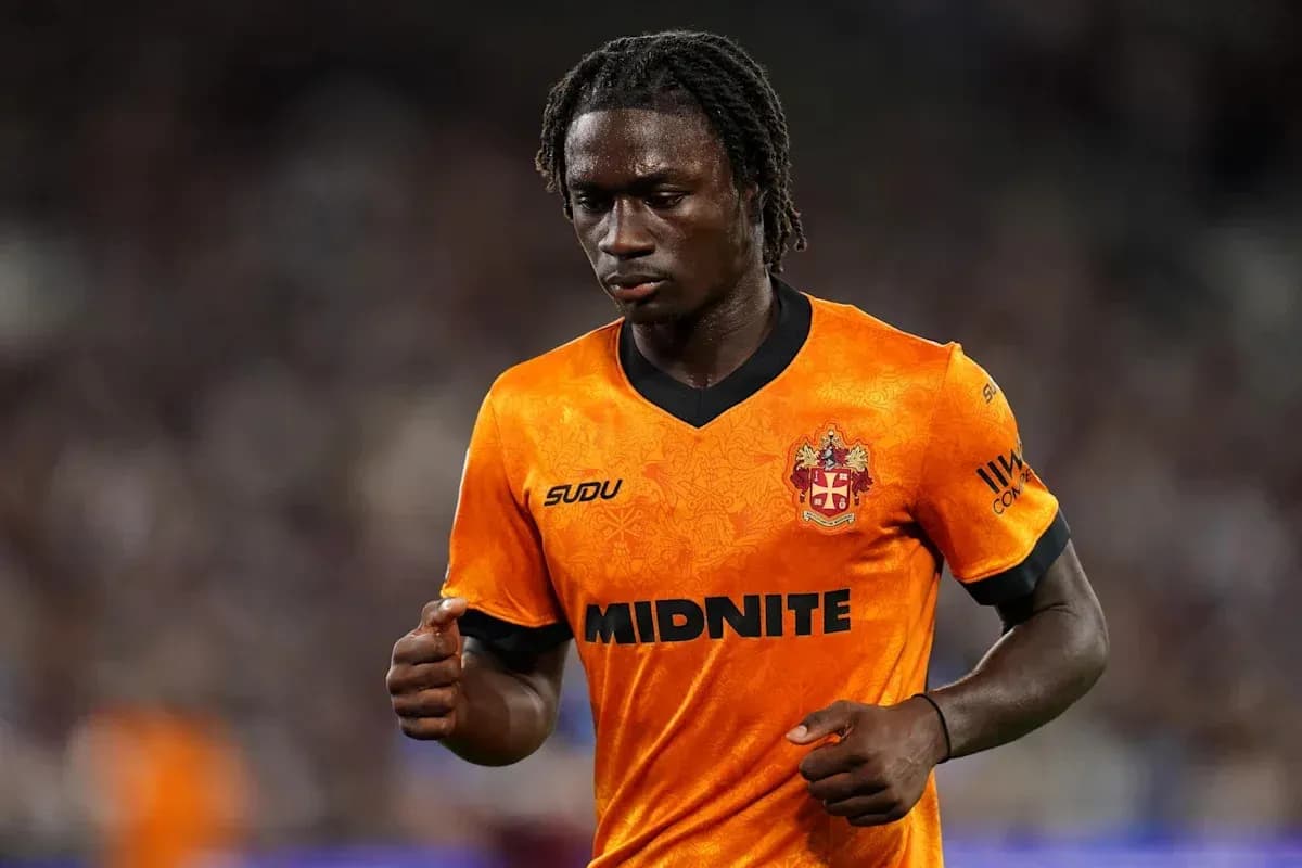 Joueur en maillot orange marchant sur le terrain Joueur en maillot orange marchant sur le terrain