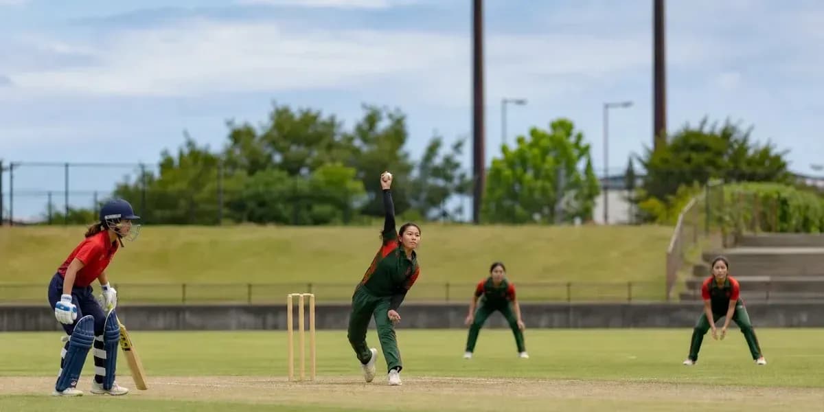 Joueuse lançant la balle pendant un match de cricket Joueuse lançant la balle pendant un match de cricket