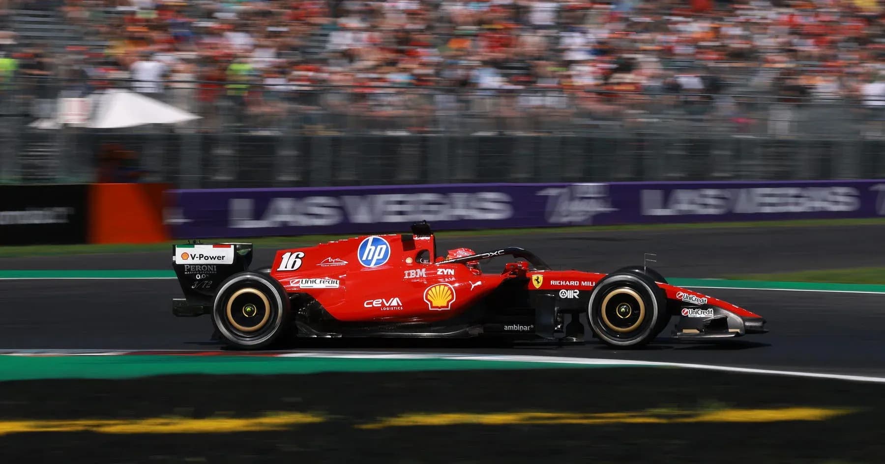 Voiture Ferrari numéro 16 en pleine course Voiture Ferrari numéro 16 en pleine course