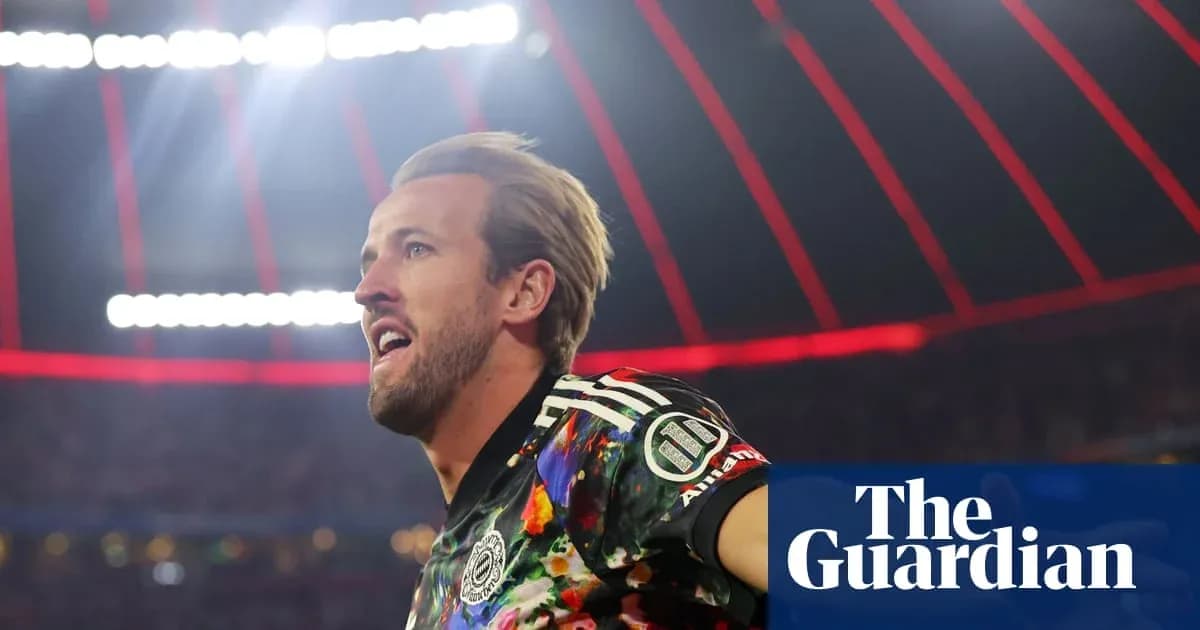 Joueur célébrant avec un maillot coloré sur le terrain Joueur célébrant avec un maillot coloré sur le terrain