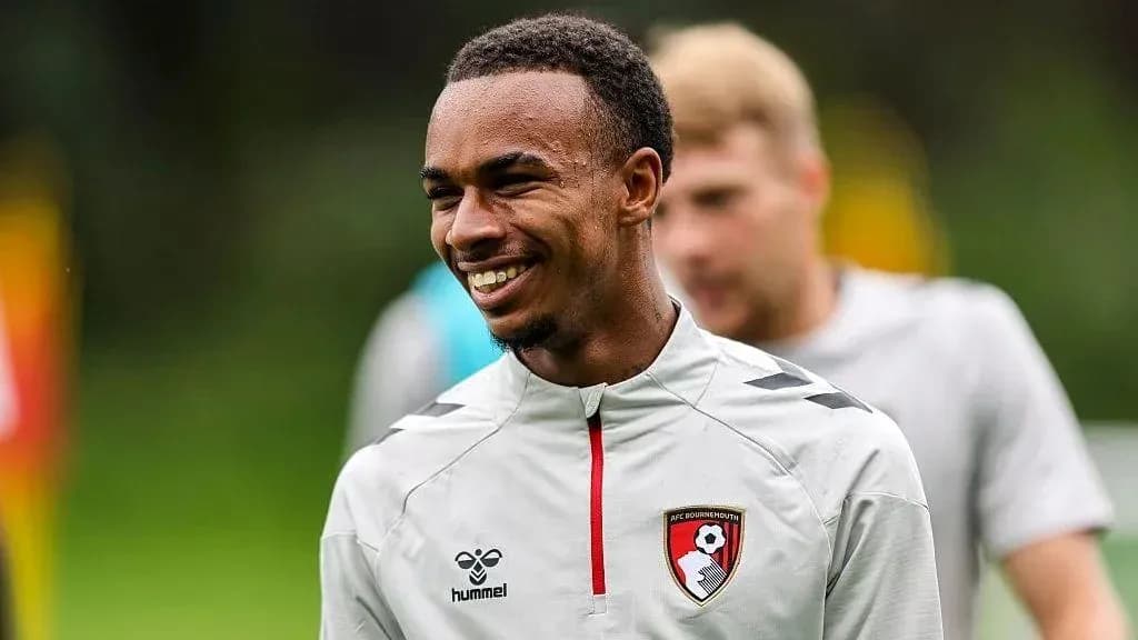 Joueur d'AFC Bournemouth souriant lors de l'entraînement Joueur d'AFC Bournemouth souriant lors de l'entraînement