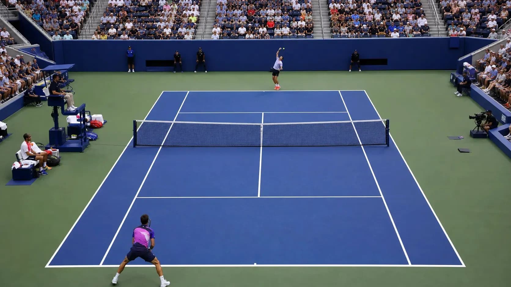 Joueur servant sur le court pendant un match de tennis Joueur servant sur le court pendant un match de tennis