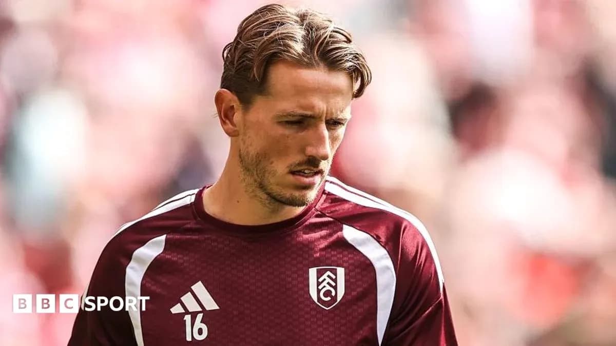 Joueur en tenue d'entraînement de Fulham sur le terrain Joueur en tenue d'entraînement de Fulham sur le terrain