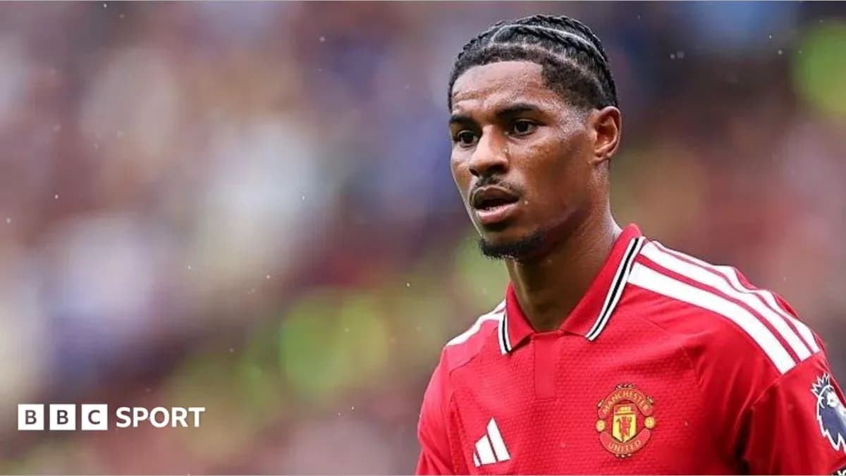 Joueur de Manchester United en maillot rouge sur le terrain Joueur de Manchester United en maillot rouge sur le terrain