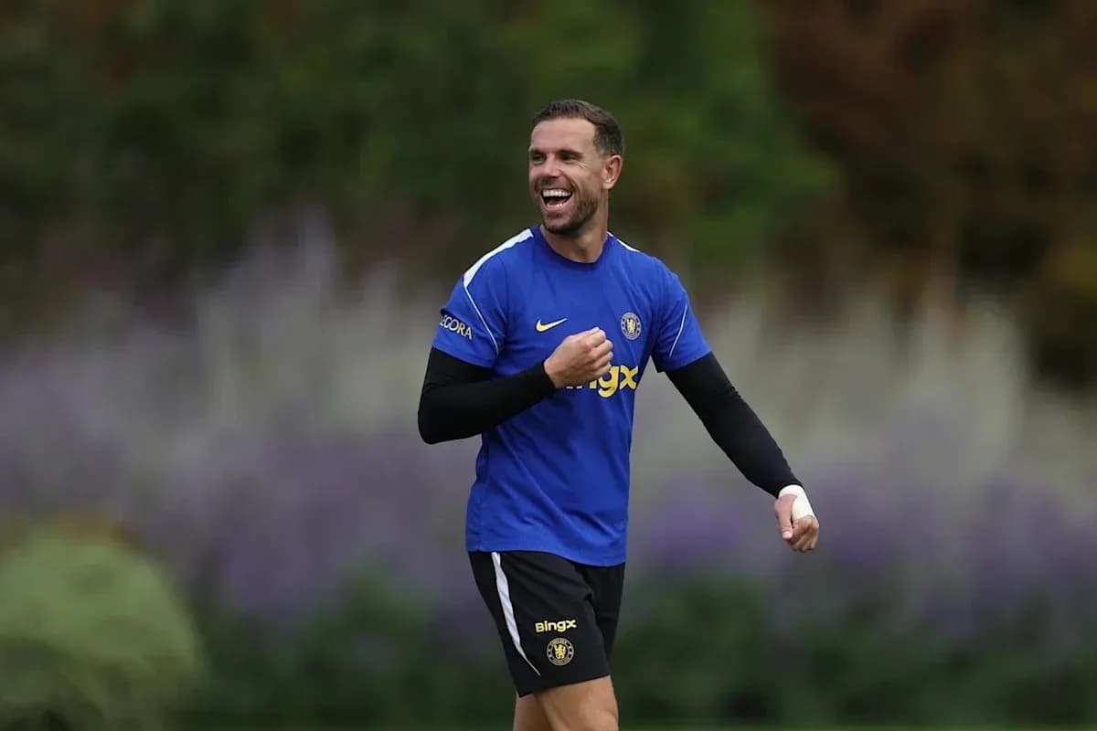 Joueur s'entraînant avec un sourire sur le terrain Joueur s'entraînant avec un sourire sur le terrain