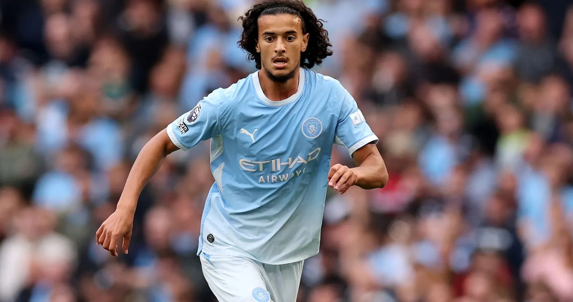 Joueur de Manchester City courant sur le terrain Joueur de Manchester City courant sur le terrain