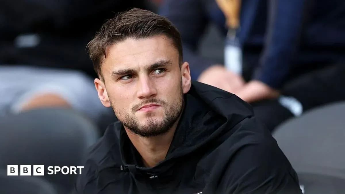 Joueur sur le banc, regardant le match Joueur sur le banc, regardant le match