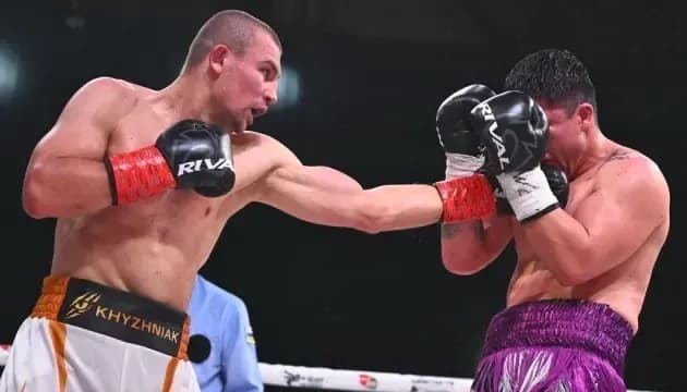 Boxeur donnant un coup au visage de son adversaire Boxeur donnant un coup au visage de son adversaire