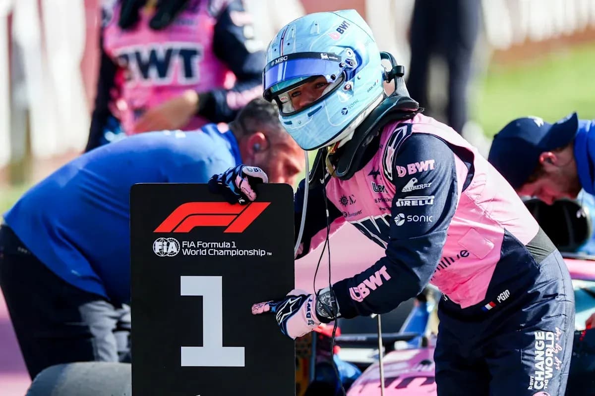 Pilote indiquant le numéro 1 lors d'une course F1 Pilote indiquant le numéro 1 lors d'une course F1