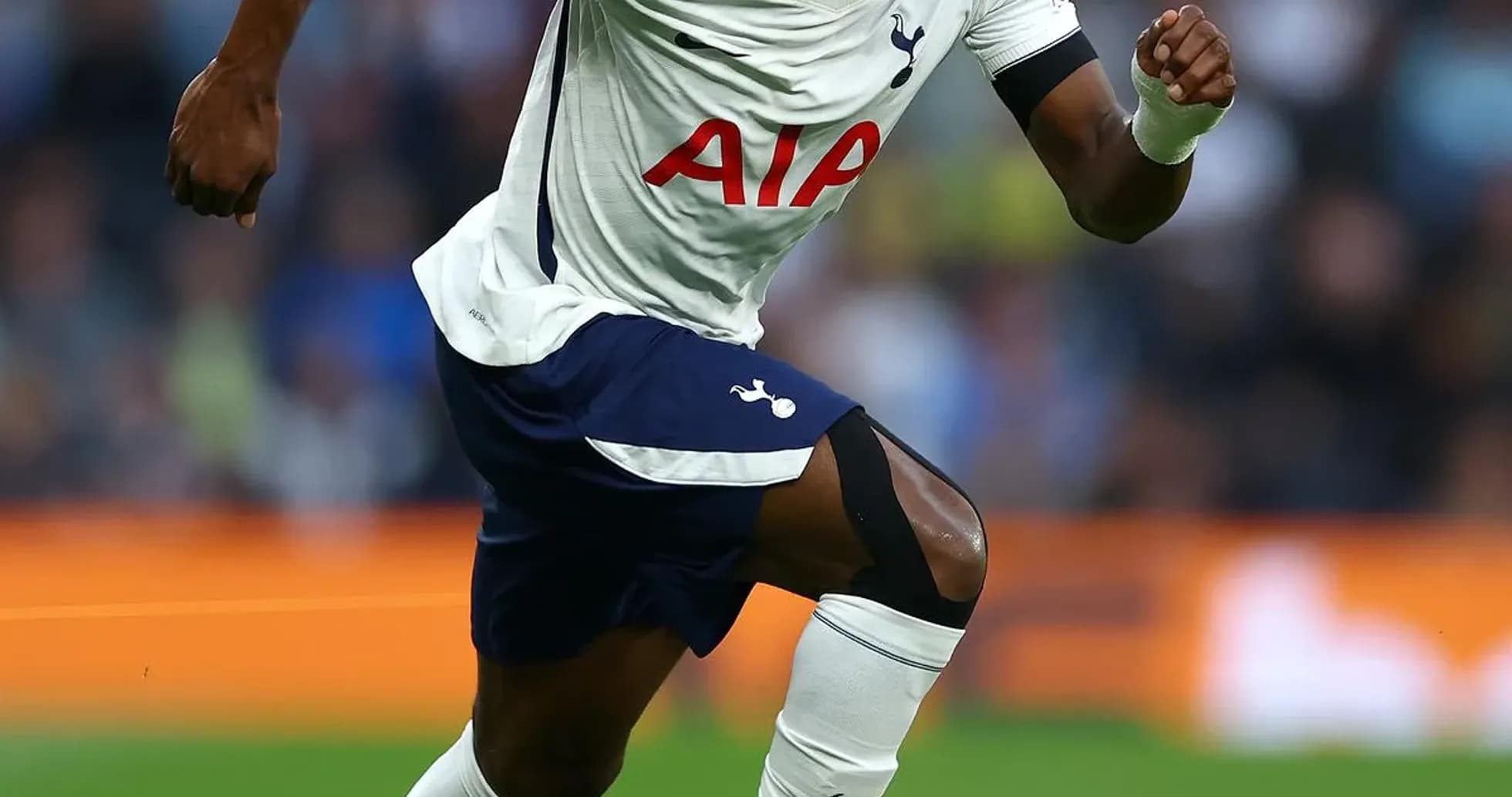 Joueur de Tottenham courant vers le ballon Joueur de Tottenham courant vers le ballon