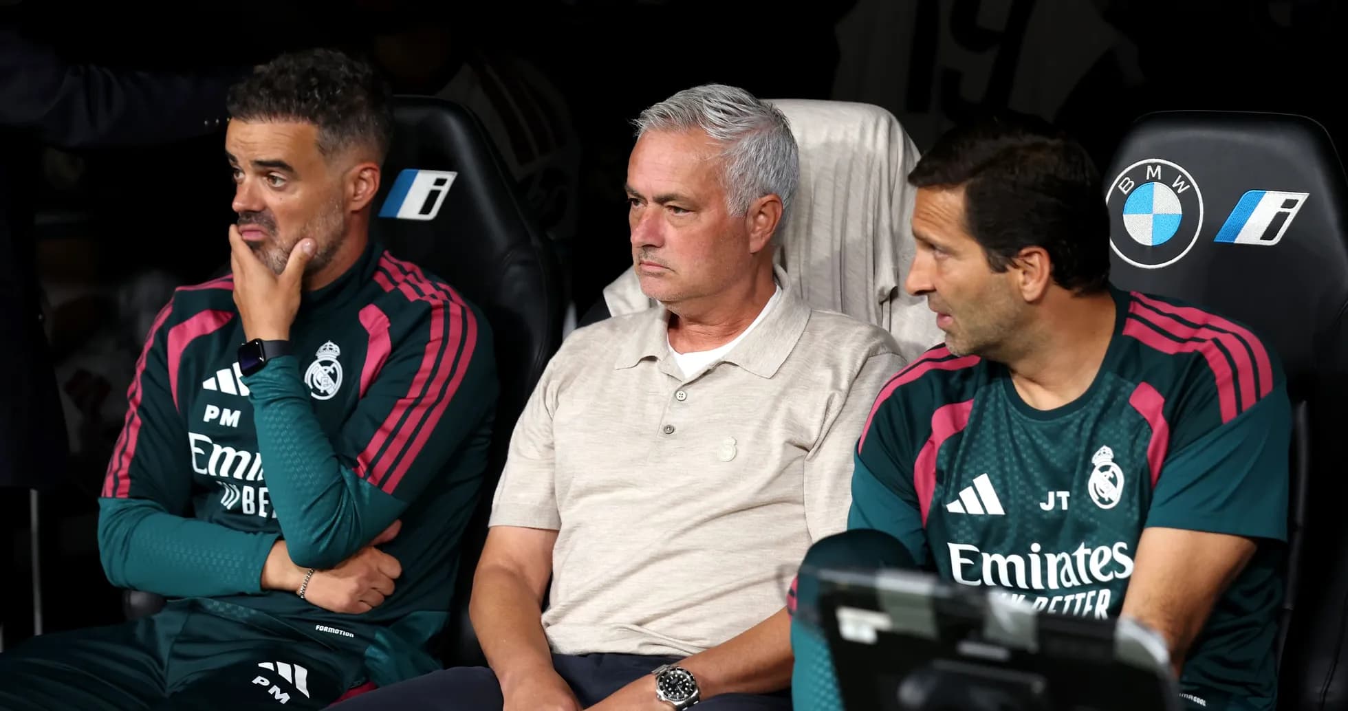 Trois membres du staff de l'équipe assis sur le banc Trois membres du staff de l'équipe assis sur le banc