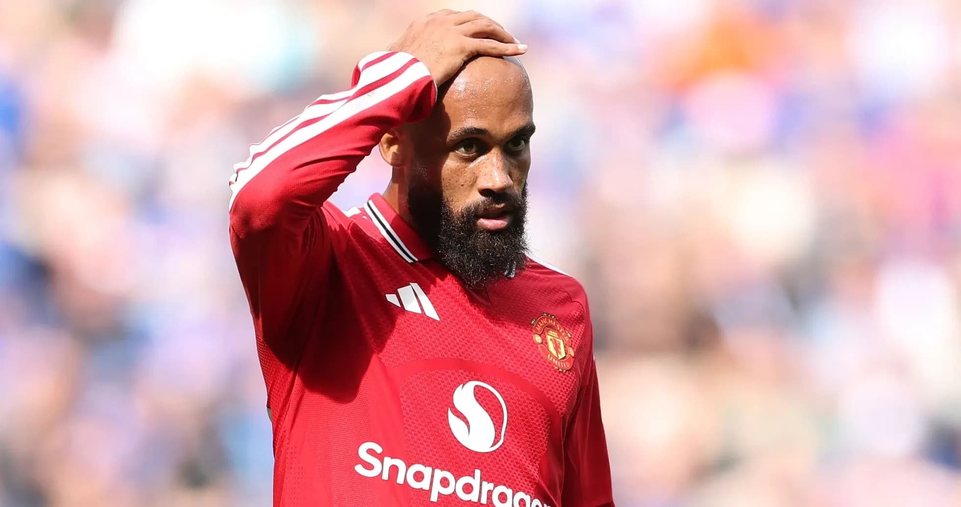 Joueur de Manchester United touchant son front sur le terrain Joueur de Manchester United touchant son front sur le terrain