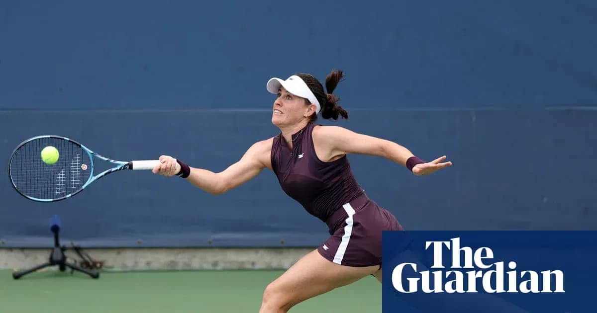 Joueuse de tennis effectuant un coup sur le court Joueuse de tennis effectuant un coup sur le court