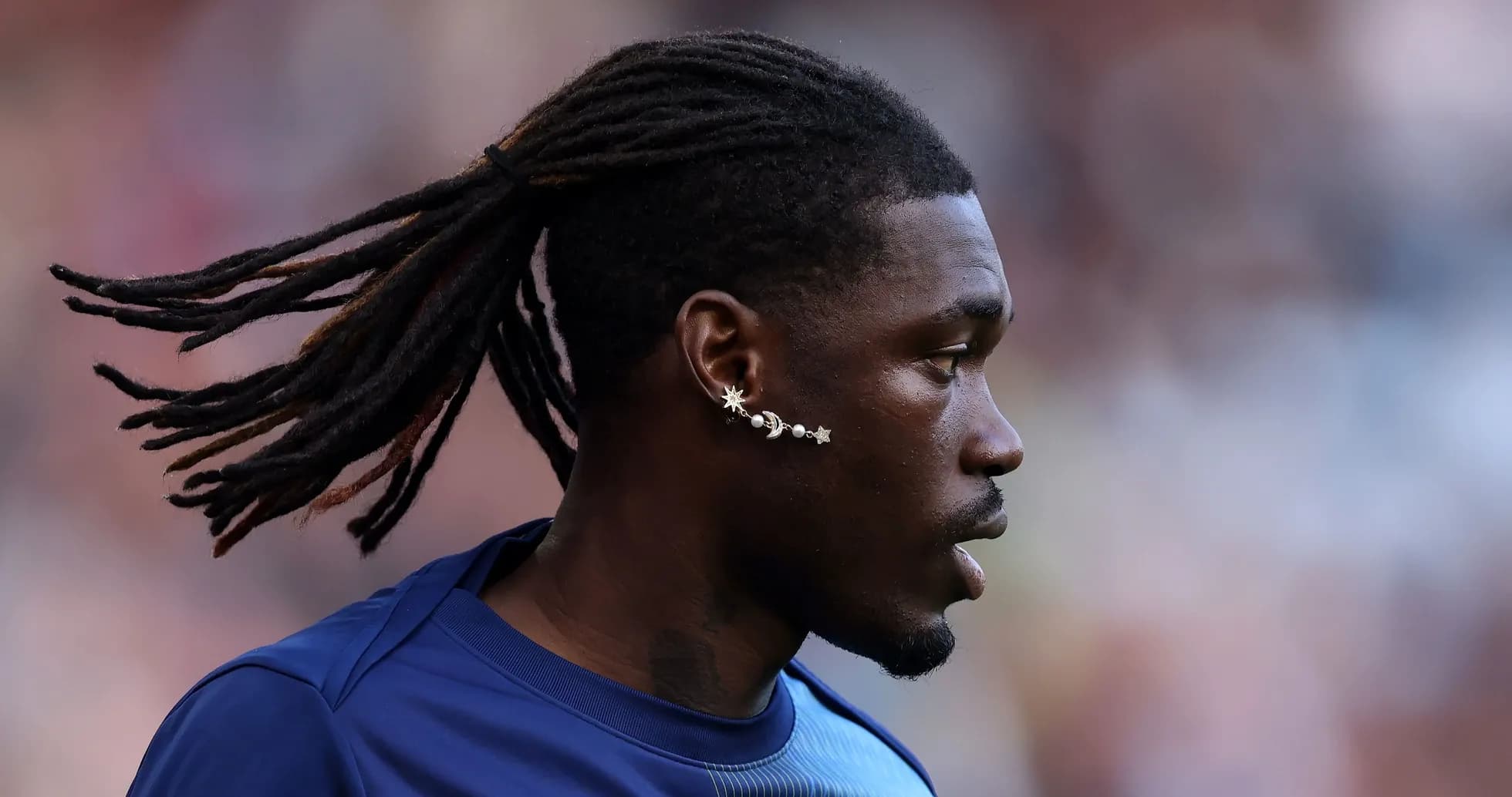 Joueur avec des dreads et un bijou d'oreille Joueur avec des dreads et un bijou d'oreille