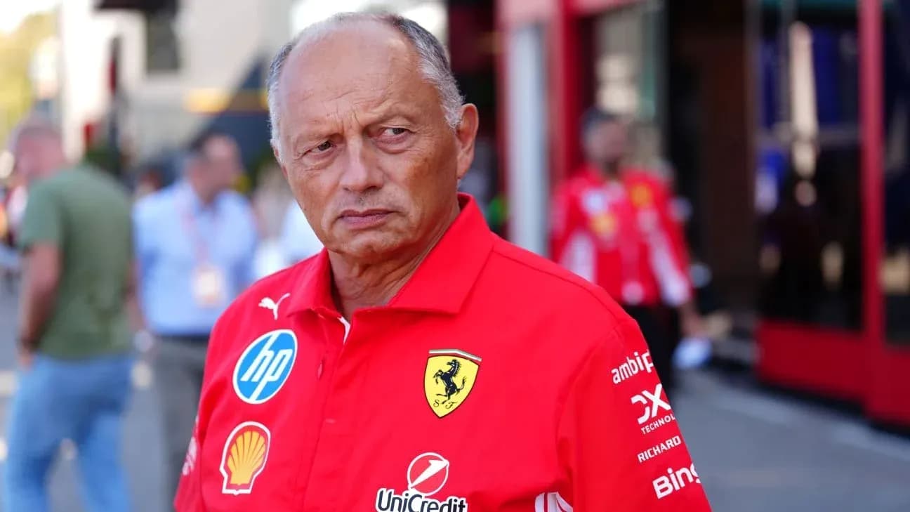 Homme en polo Ferrari dans le paddock de Formule 1 Homme en polo Ferrari dans le paddock de Formule 1