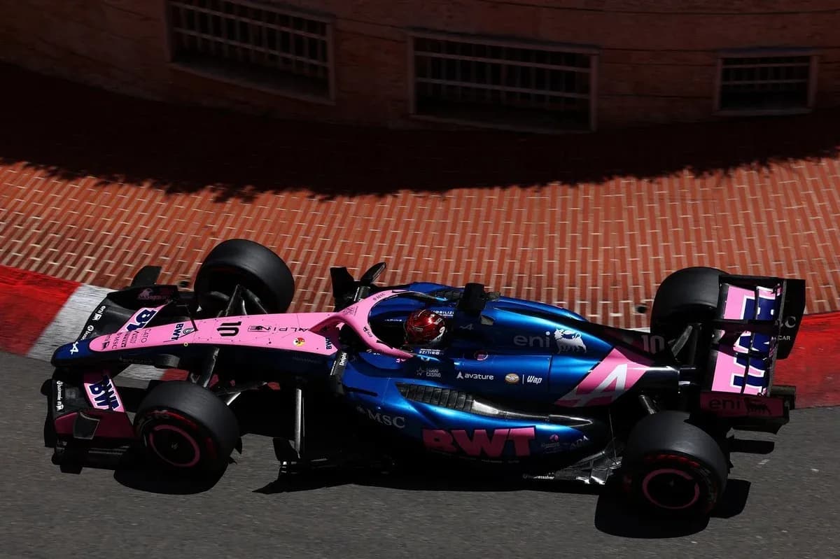 Voiture de F1 dans un virage sur circuit Voiture de F1 dans un virage sur circuit