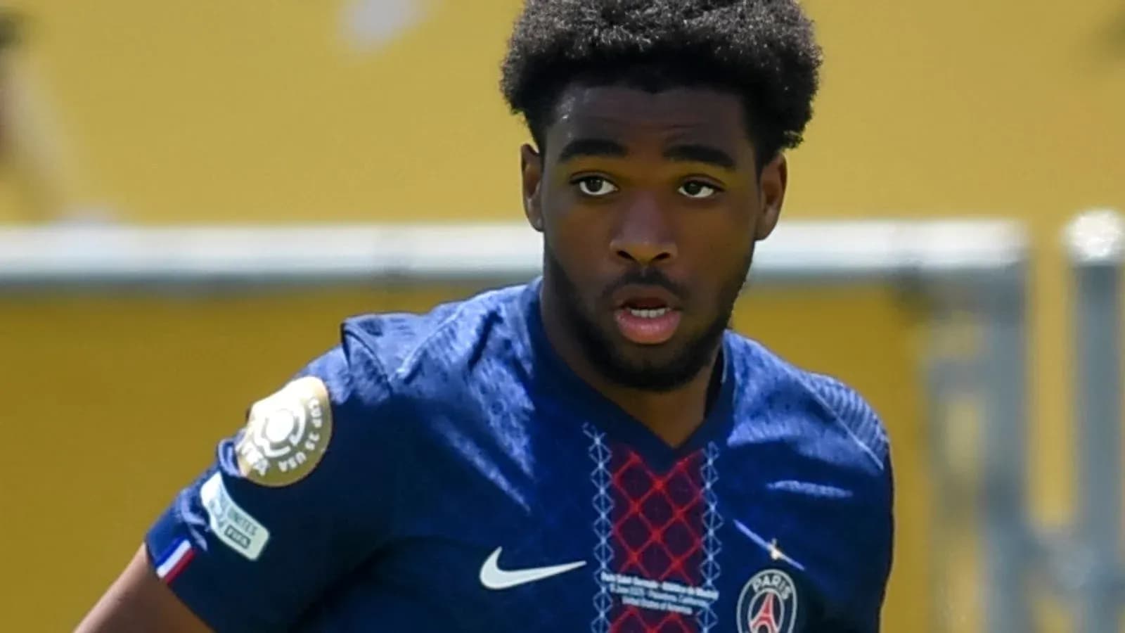 Joueur du PSG en action sur le terrain Joueur du PSG en action sur le terrain