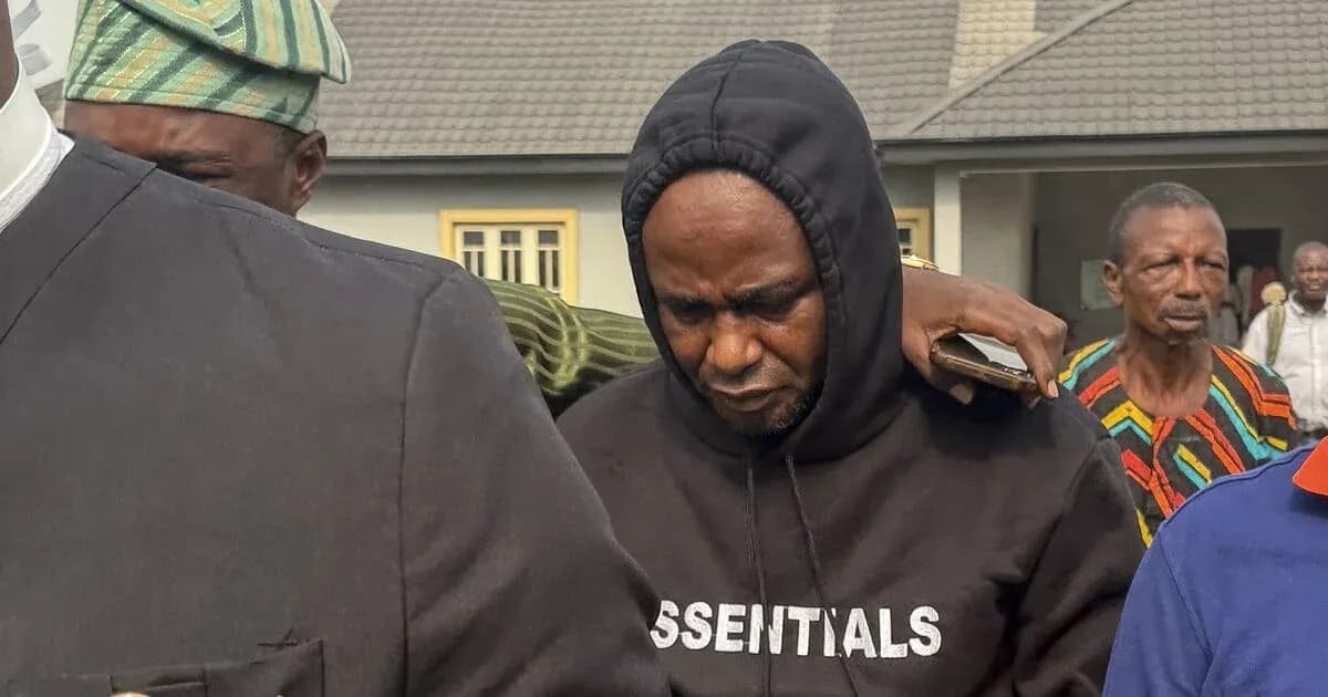 Homme en sweat à capuche entouré de personnes Homme en sweat à capuche entouré de personnes