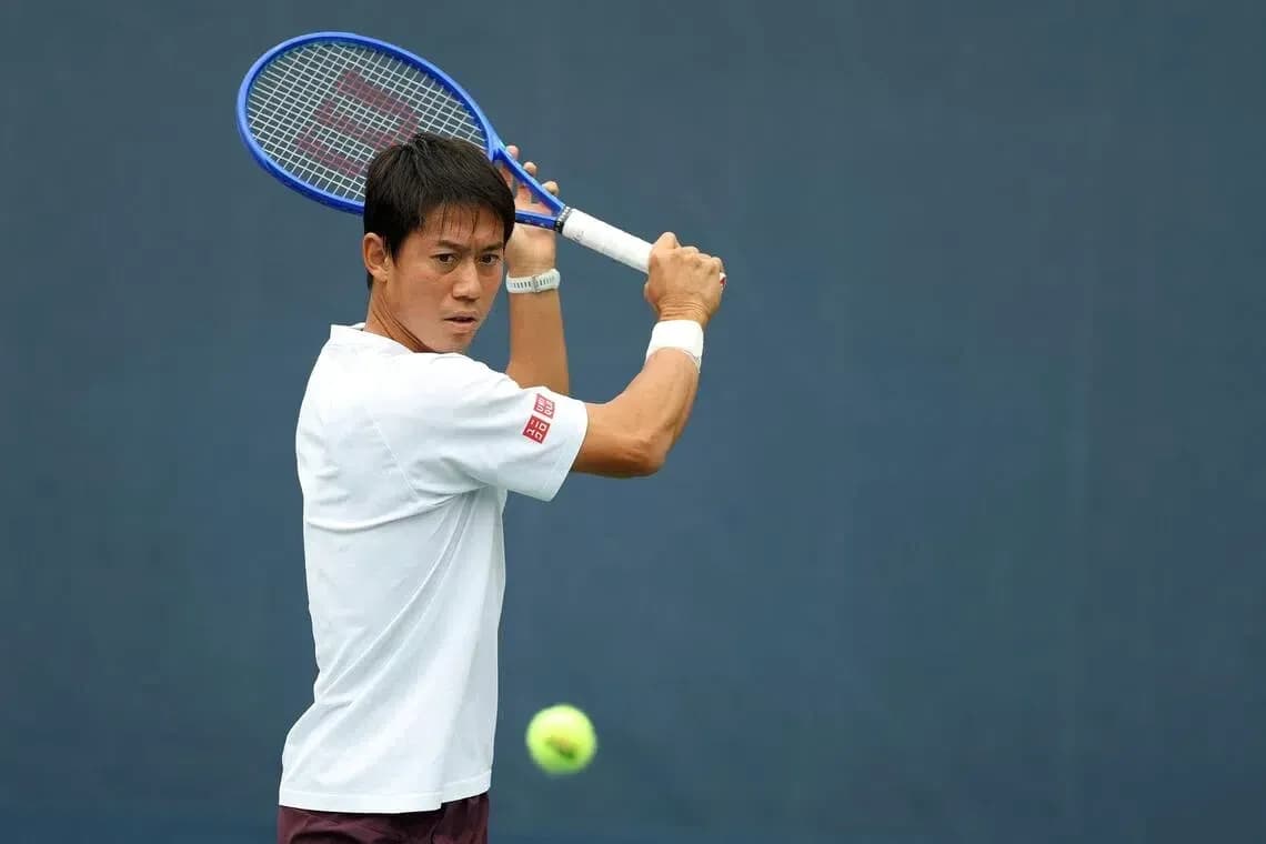 Joueur de tennis préparant un coup sur le court Joueur de tennis préparant un coup sur le court