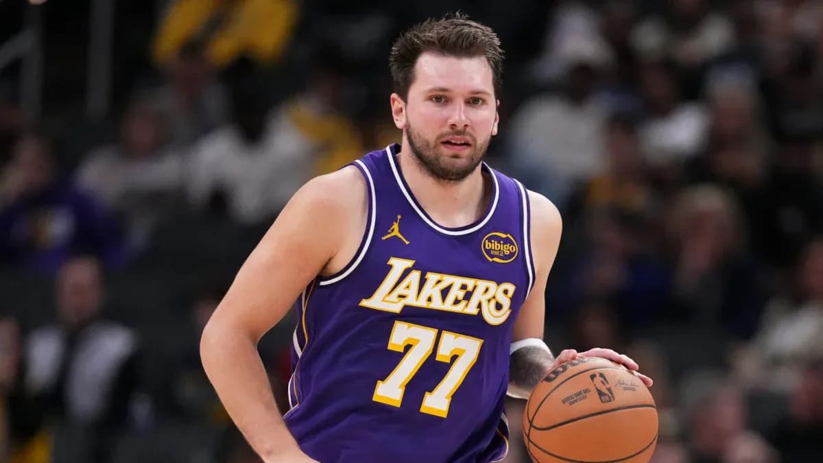 Joueur des Lakers dribblant avec le ballon Joueur des Lakers dribblant avec le ballon